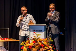 Den Kunstpreis der Stadt Uster durfte Schlagzeuger Lucas Niggli im Rahmen des «drum-pam!»-Festivals entgegen nehmen. (Bild: Markus Zürcher)